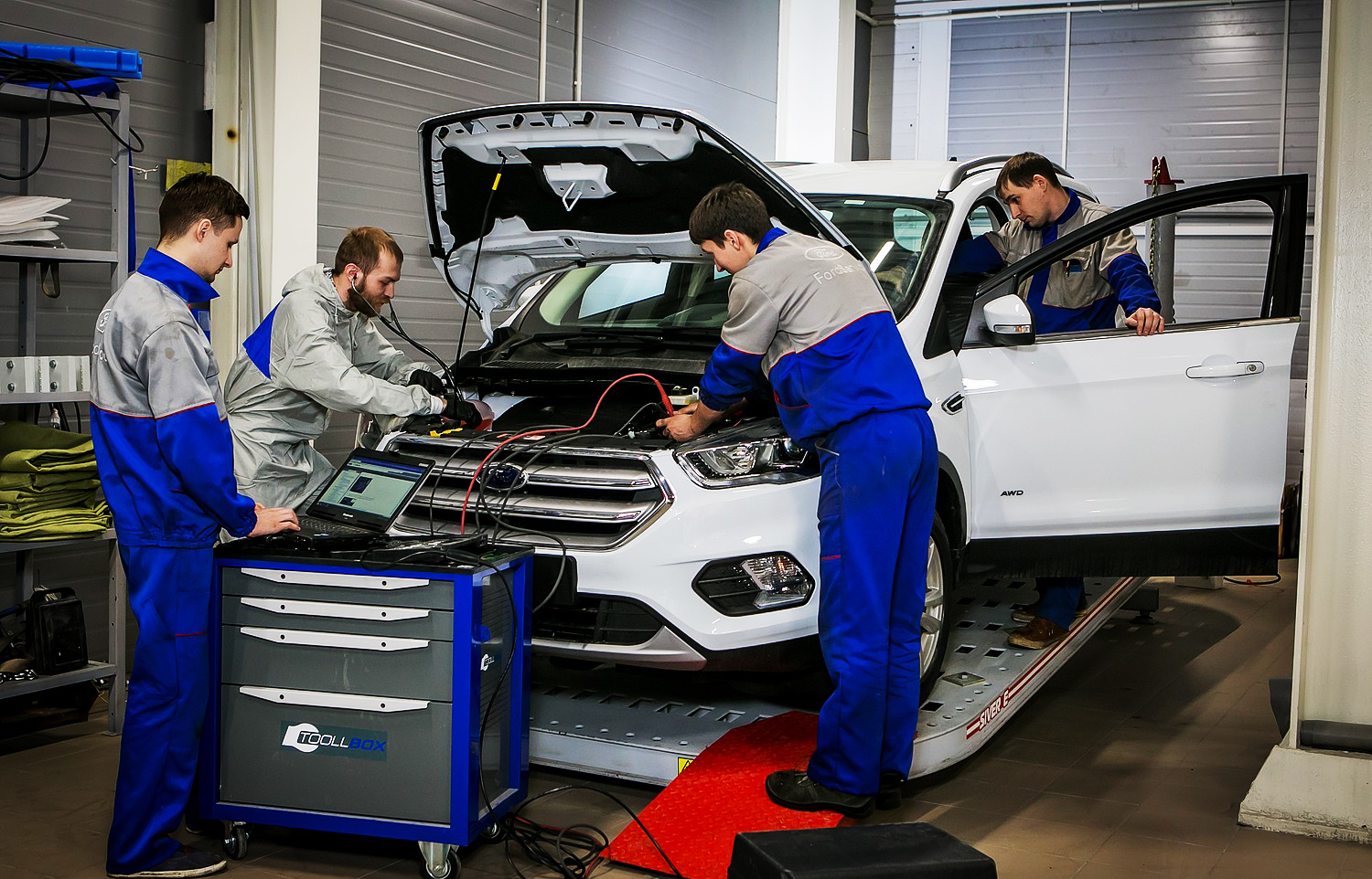 Работы по техобслуживанию автомобиля. Автомобиль в сервисе. Ремонт автомобилей. Техобслуживание машины. Станция техобслуживания автомобилей.