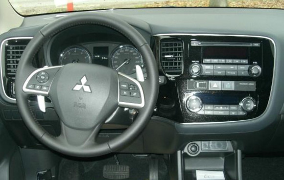    Mitsubishi Outlander 2,0 CVT Intense 4WD 2012