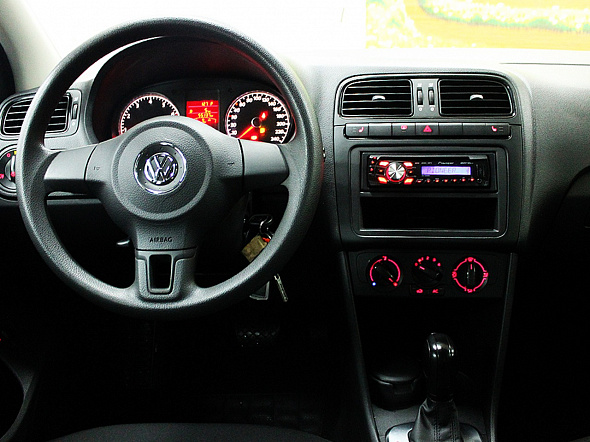 Фольксваген поло 2014 комплектации. Фольксваген поло седан механика. Автомат поло сколько. Volkswagen polo 2014 механика. Volkswagen polo 2017 салон автомат.